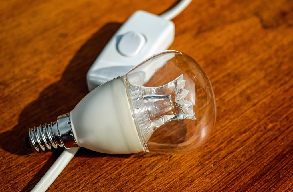 Elektros tinklo svyravimai ir jų poveikis kasdien naudojamai įrangai
